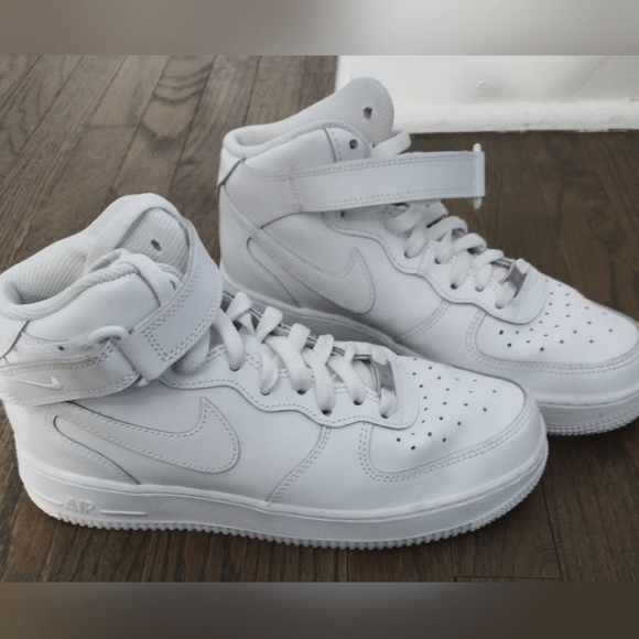Nike (white) - Picture 1 of 3